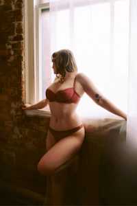 Aurora Astyr Chicago independent gfe girlfriend experience escort lingerie curvy companion